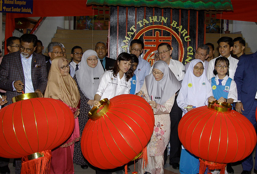 Dr Wan Azizah menandatangani tanglung ketika hadir ke SMK Pusat Bandar Puchong 1, 8 Jan lalu. --fotoBERNAMA