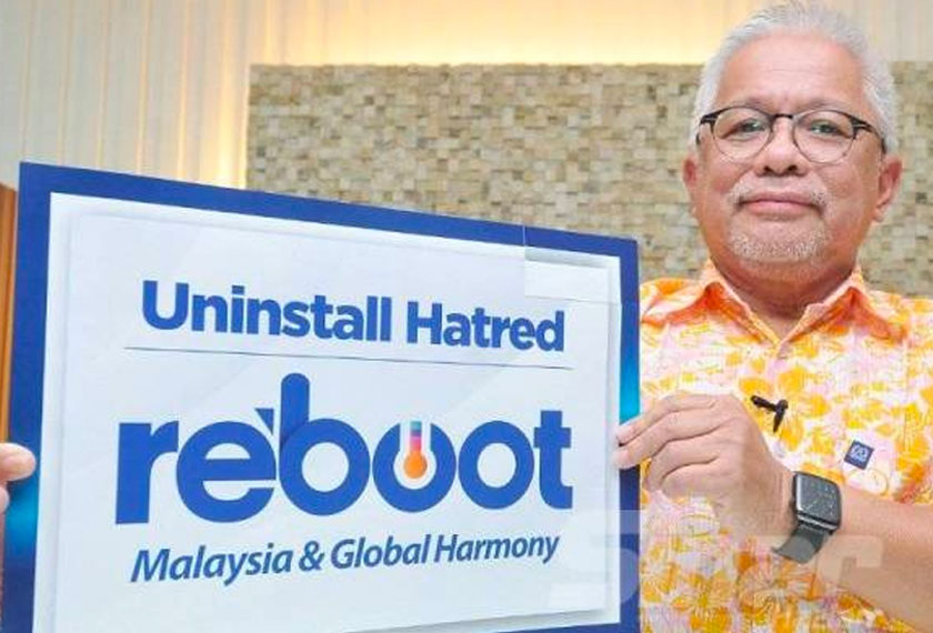 Hussamuddin memegang poster kempen Uninstall Hatred dan Reboot Malaysia. - Foto Sinar Harian ROSLI TALIB
