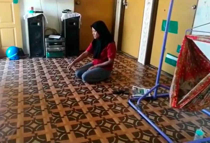 Siti Khalijah Zilkifli, 20, menunjukkan lokasi adiknya ditikam sehingga terburai usus