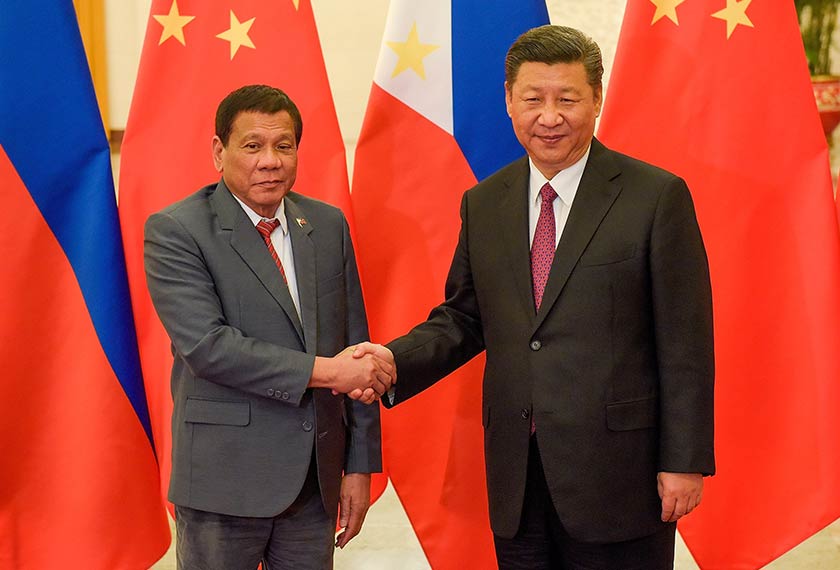 Presiden China Xi Jinping berjabat tangan dengan Presiden Filipina Rodrigo Duterte sebelum mesyuarat dua hala mereka pada acara Belt and Road Forum di Beijing. REUTERS