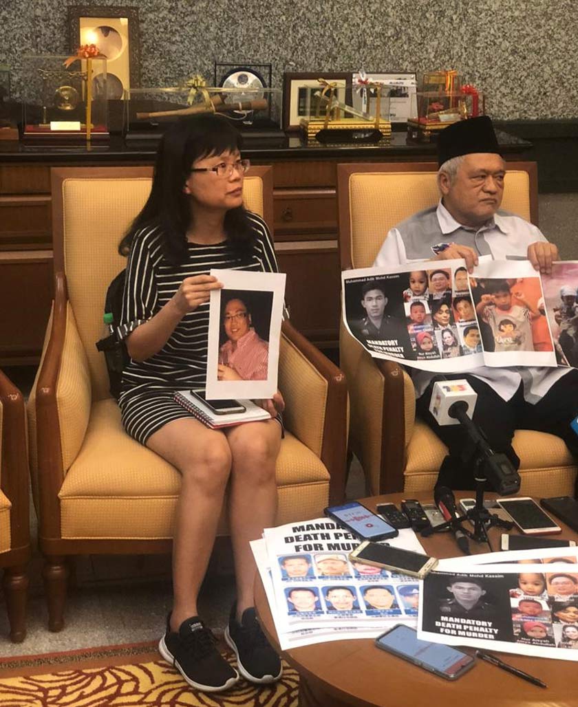 Wong Hie Huong, 50, kakak kepada pegawai bank yang dibunuh kejam Wong Jing Kui lapan tahun lalu. Gambar: Astro AWANI