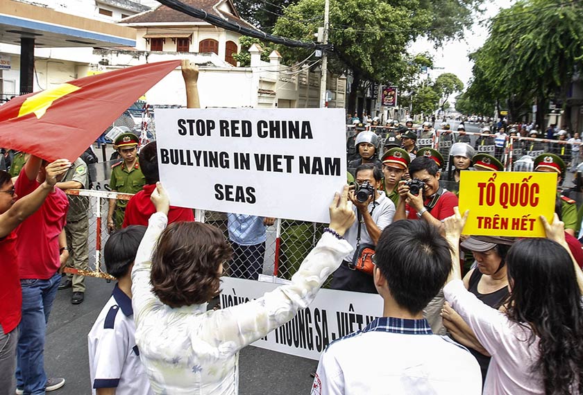 Penunjuk perasaan melaungkan slogan yang menolak sifat agresif China di Laut China Selatan ketika mengadakan demonstrasi di kota Ho Chi Minh. Foto AFP/Ceritalah
