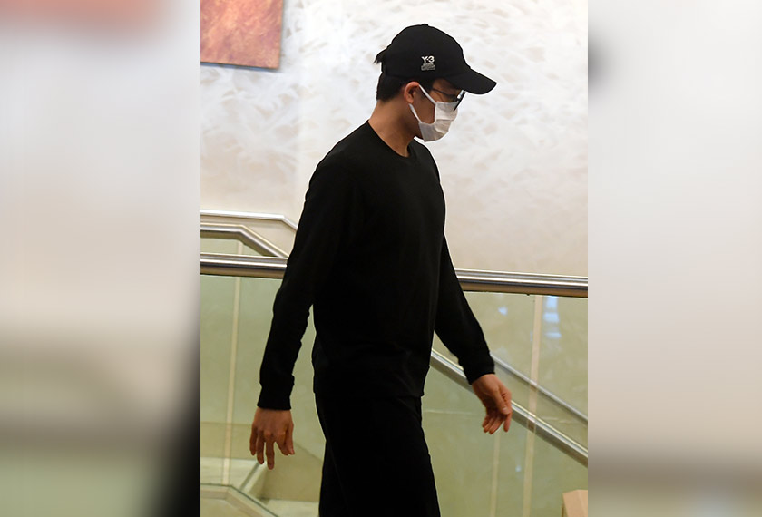 Momota tiba di KLIA pagi ini untuk pulang ke Jepun. --fotoBERNAMA
