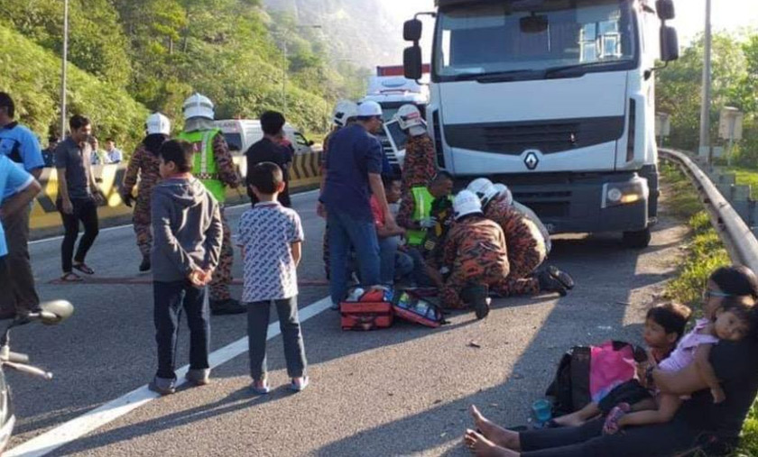Salah seorang kanak-kanak yang menaiki treler membawa kereta turut mengalami kecederaan. - Foto JBPM