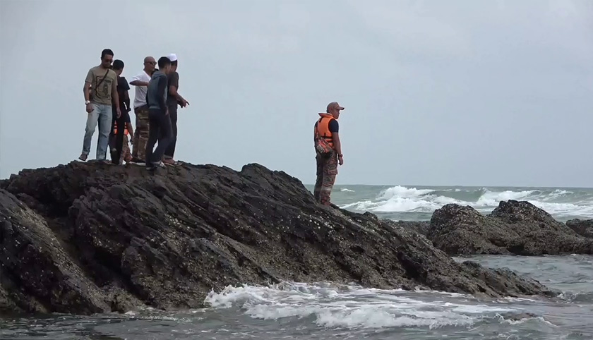 Suasana gembira bertukar cemas apabila sebahagian rakannya tiba-tiba hilang dibawa ombak. - Foto Astro AWANI