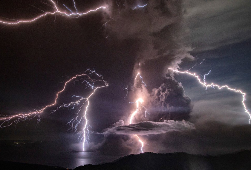 Kilat sabung menyabung ketika debu gunung berapi meletus keluar dari kawah. Getty Images/Ceritalah
