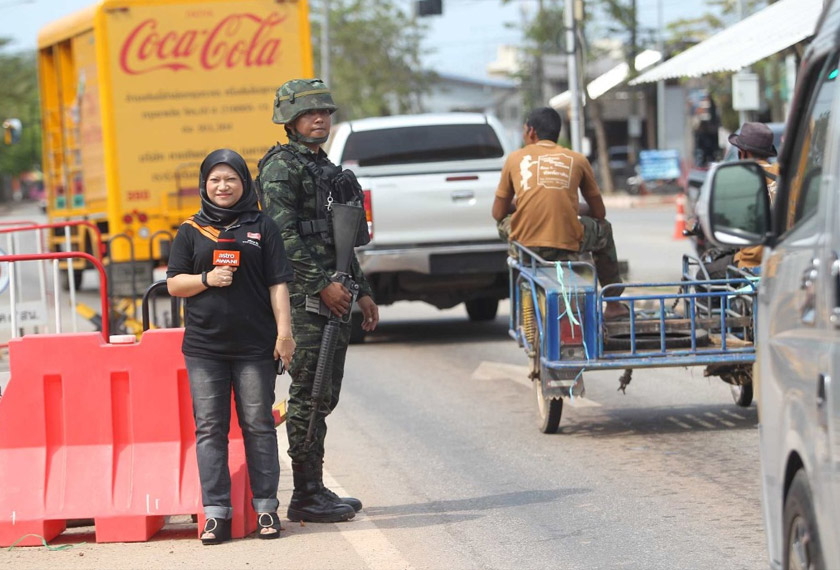 Penulis berasa lebih selamat menikmati lawatan ke selatan Thailand dengan ria, malah tidak berdebar-debar melihat sekatan jalan raya. - Foto Ahmad Zakki Jilan