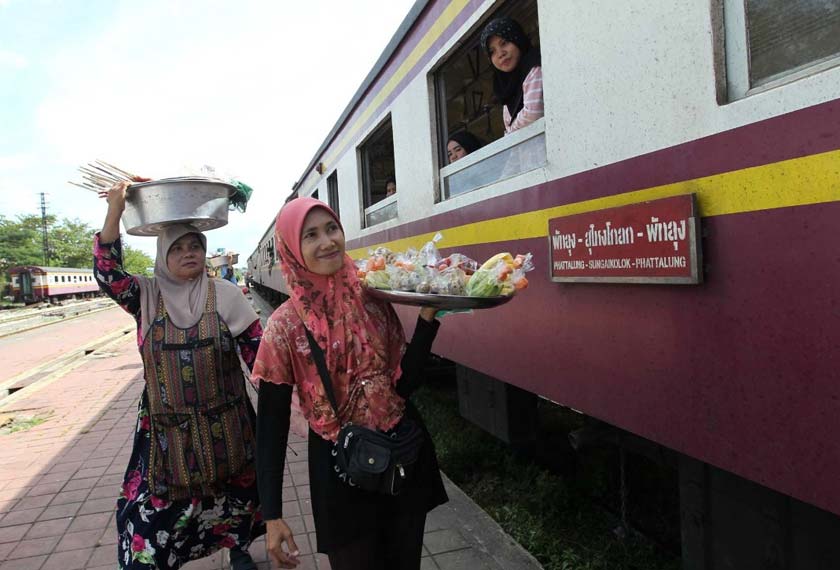 Di sebalik perubahan yang serba-serbi segar di selatan Thailand pada dekad baharu ini, masih wujud peniaga yang menjual dari tingkap kereta api di stesen kereta api. - Foto Ahmad Zakki Jilan