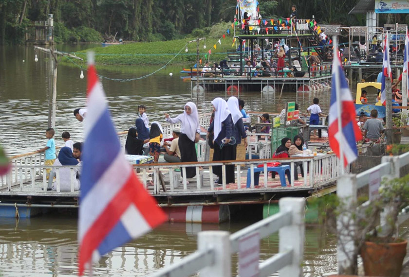 Orang ramai bebas dan dengan gembira mengunjungi premis makanan di tempat terbuka di selatan Thailand. - Foto Ahmad Zakki Jilan