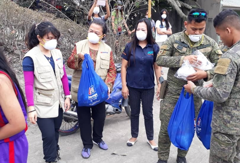 Pasukan sukarelawan yang sudah berada di Filipina sejak Sabtu lalu telah menyalurkan bantuan makanan, topeng muka N95 kepada dua pusat pemindahan sementara.