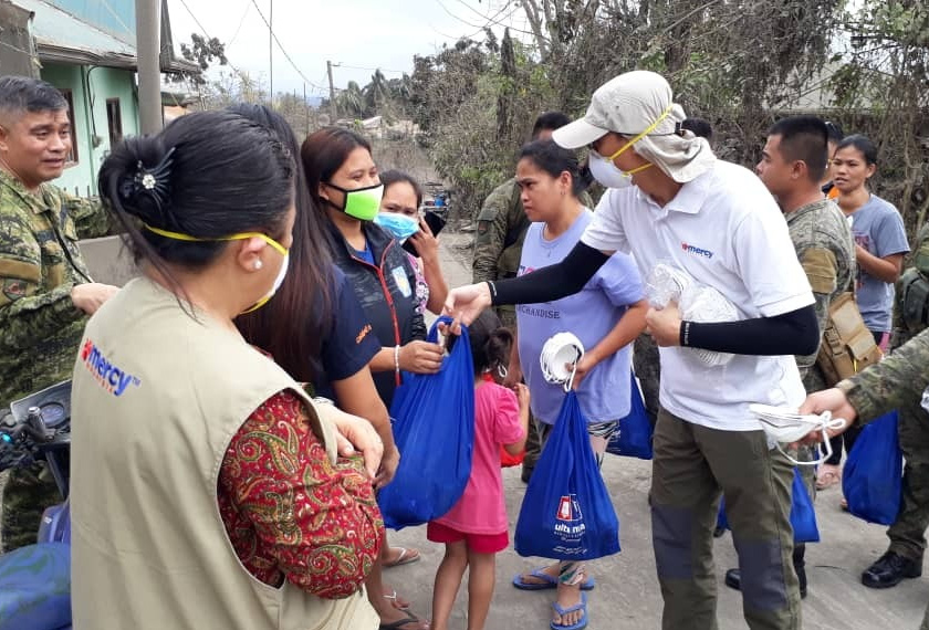 Pasukan sukarelawan yang sudah berada di Filipina sejak Sabtu lalu telah menyalurkan bantuan makanan, topeng muka N95 kepada dua pusat pemindahan sementara.