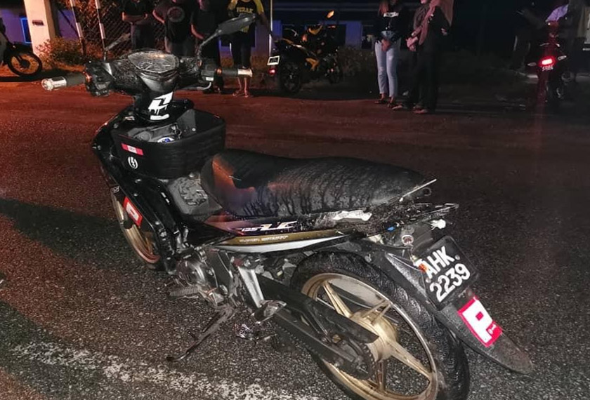 Motosikal yang ditunggangi Muhammad Izzat ditemui pada jarak 40 meter dari mayatnya. Foto PDRM