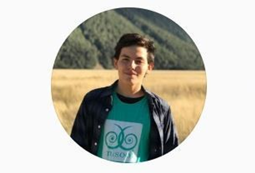 Kini berpangkalan di New Zealand, Cruz dilahirkan dan dibesarkan di Bali, Indonesia 