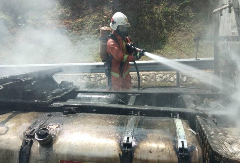 Siasatan awal mendapati kebakaran berlaku semasa kontena berkenaan dipandu dari arah selatan menghala ke utara. - Foto JBPM