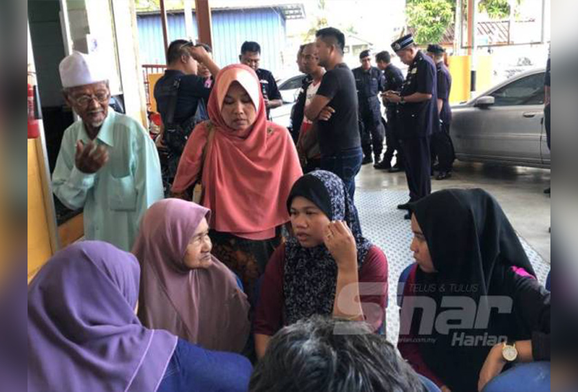 Zalilawati (dua dari kanan) ditemui di HRPZ II ketika menunggu jenazah suaminya untuk dibawa pulang dan dikebumikan di Kampung Gertak Lembu, Salor.  - Foto Sinar Harian) 