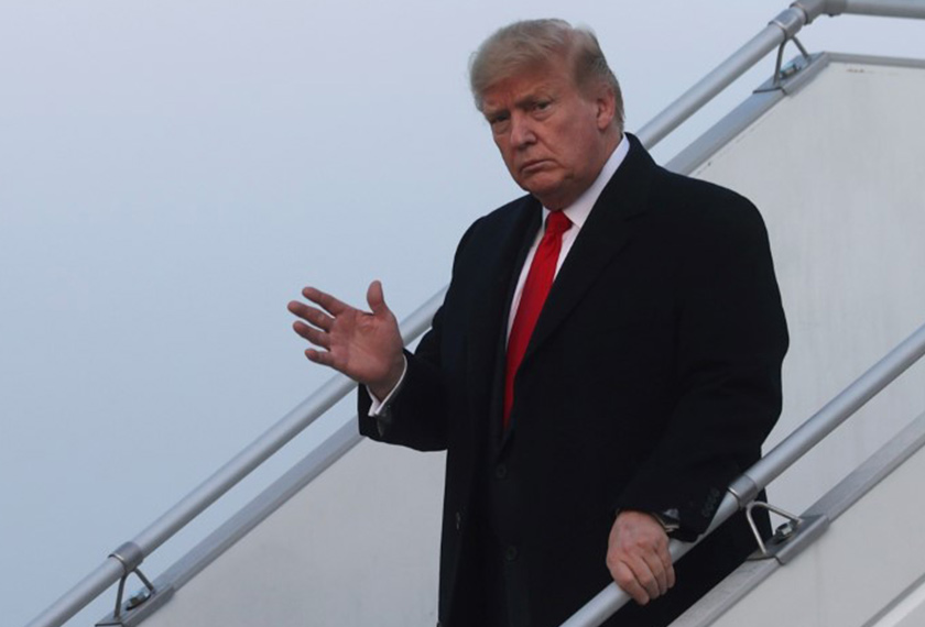 Donald Trump menggunakan konvoi pesawat Airforce 1, helikopter Marine 1 lengkap dengan kereta rasmi negara. 