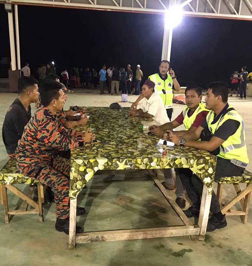 Anggota bomba dan polis berbincang tentang operasi SAR. - Foto JBPM