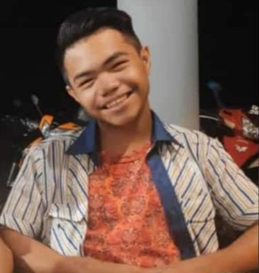 Muhammad Izzat didapati tiada dalam senarai kiraan nama mereka yang terselamat dalam insiden perahu karam di hulu Sungai Beladin, Pusa pada Rabu. - Foto JBPM