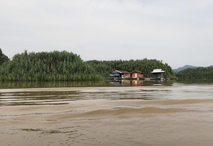 Tasik Chini terkenal dengan lagenda naganya sejak dahulu lagi. Flora dan faunanya turut memukau setiap pelancong dalam dan luar negara.