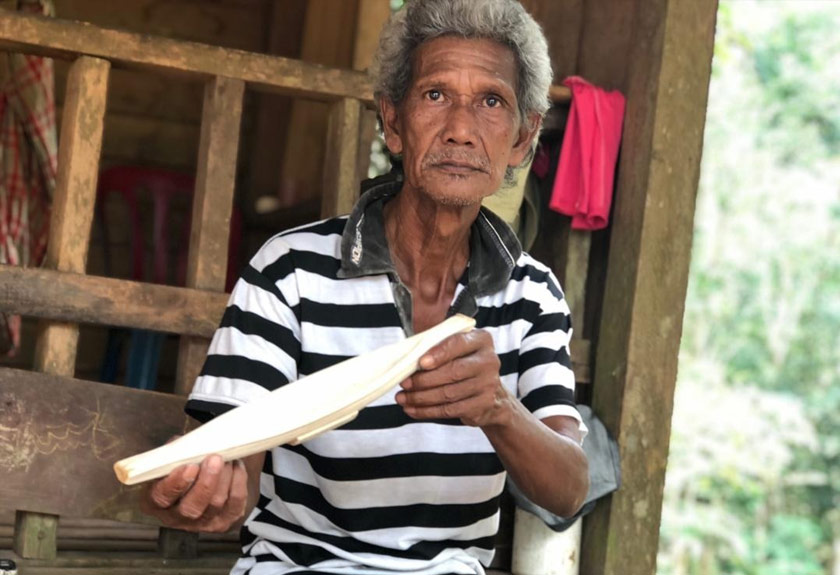 Bahrain Sunta, 66, menunjukkan kraftangan 'anak perahu' yang sering dibeli oleh pelancong dalam dan luar negara sebelum ini. Gambar: Astro Awani