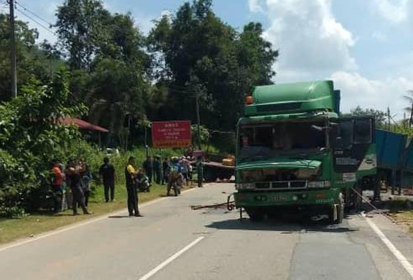 Sepasukan anggota dari Balai Bomba dan Penyelamat (BBP) Baling tiba di lokasi mendapati terdapat kemalangan membabitkan sebuah lori treler dengan lori lima tan di tempat kejadian. - Foto Astro AWANI