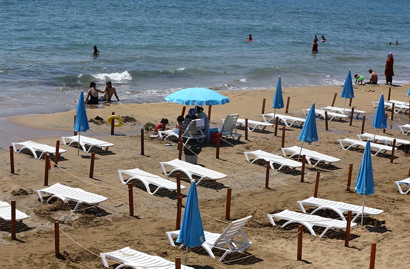 Ketika anda sedang bergembira menikmati keindahan alam semula jadi di pantai, anda diingatkan untuk sentiasa mengamalkan penjarakan sosial.