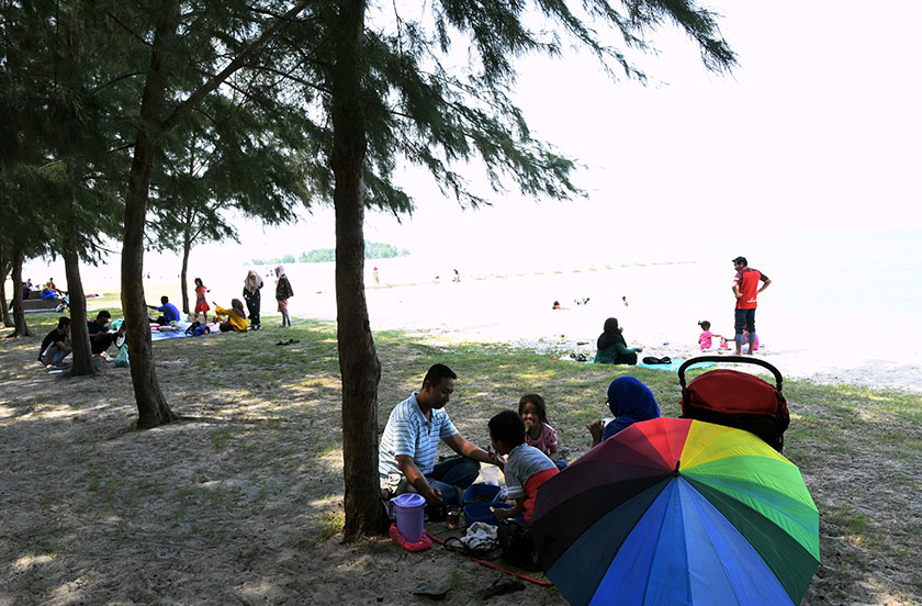 Untuk mengelakkan makanan di dalam restoran yang sesak, anda digalakkan untuk membawa bekalan makanan sendiri ketika berkelah di tepi pantai.