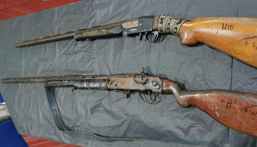 Dua laras senapang patah yang ditemukan di rumah suspek.