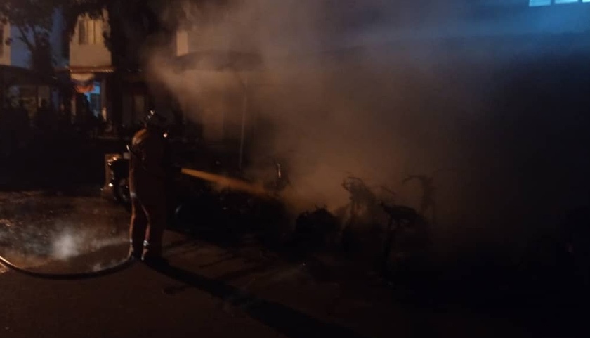 Kebakaran memusnahkan 61 kenderaan di PPR Gombak Setia.