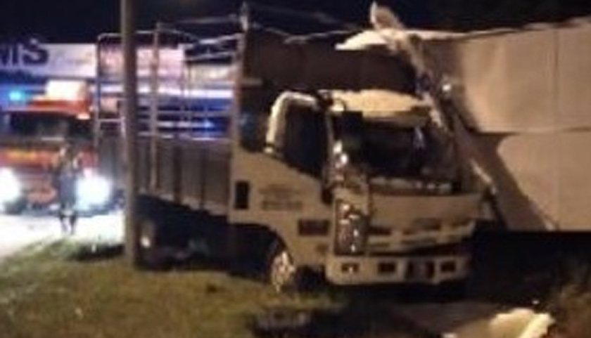 Anggota polis itu dilaporkan kritikal manakala kelindan lori tiga tan yang membawa muatan barangan komputer itu terselamat.