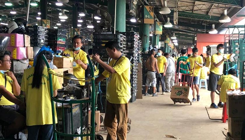 Baju berwarna kuning pula mewakili semua pekerja pemunggahan barangan dalam kesemua sektor. - Foto Astro AWANI/Fauzi Suhaimi