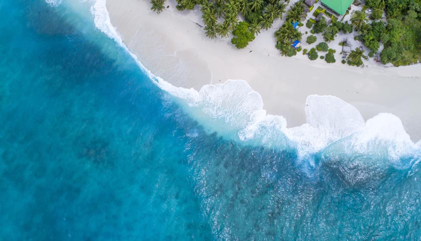 Salah satu keunikan di Maldives adalah “Sandbank” iaitu timbunan pasir yang timbul di tengah laut disebabkan paras air laut yang rendah atau surut