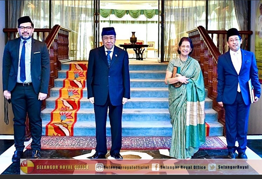 Sultan Sharafuddin Idris menerima mengadap Puan Sri Rathi Khoo, Eddin dan Rubin pada 9 Julai lalu. - Gambar SELANGOR ROYAL OFFICE