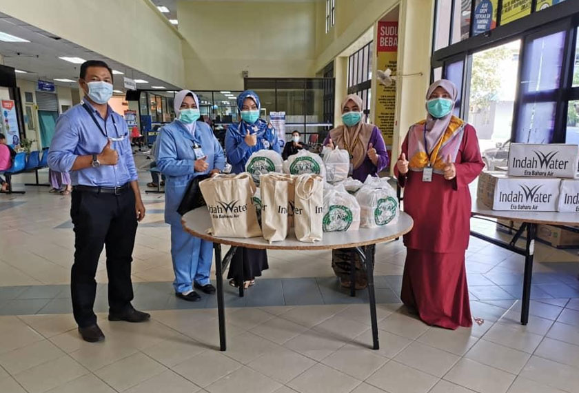 Sumbangan makanan diagihkan kepada petugas barisan hadapan di Hospital Tengku Ampuan Afzan, Kuantan, Pahang.