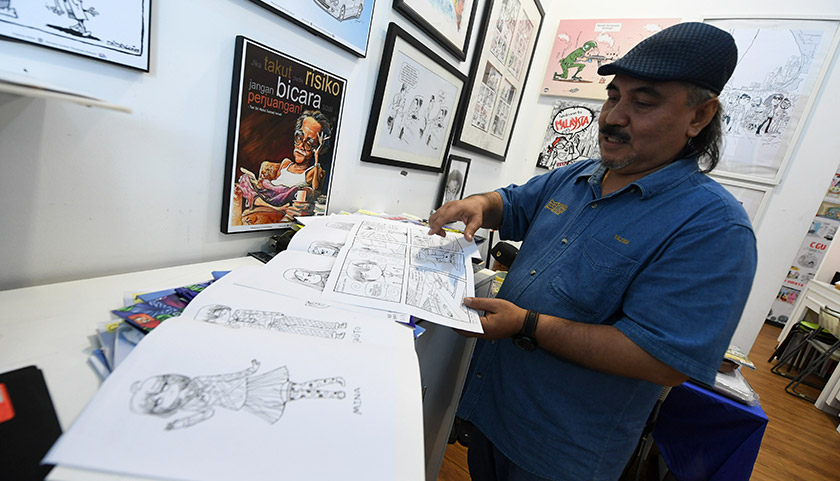 Tazidi ketika melihat hasil-hasil karya peminat kartun dan komik di Rumah Kartun dan Komik Malaysia di Taman Tasik Perdana baru-baru ini. --fotoBERNAMA