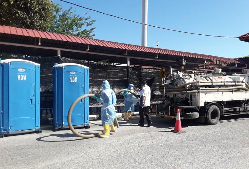 IWK manjalankan perkhidmatan pengosongan tangki secara percuma pada tandas bergerak di Pusat Saringan COVID-19, Hospital Terengganu sebagai salah satu daripada aktiviti tanggungjawab sosial korporatnya.