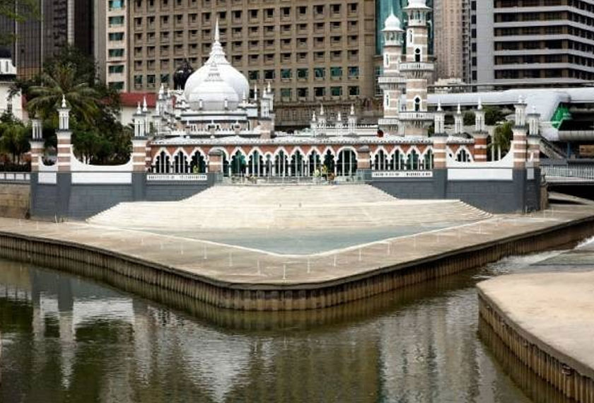 Sungai Klang menunjukkan peningkatan kualiti air yang lebih baik ketika tempoh pelaksanaan PKP. Terdapat 954 buah loji rawatan kumbahan awam yang diselenggara IWK dengan jumlah kapasiti sebanyak 9,800,000 penduduk setara yang melepaskan 2,200 juta liter sehari air efluen terawatt ke dalam sungai ini.