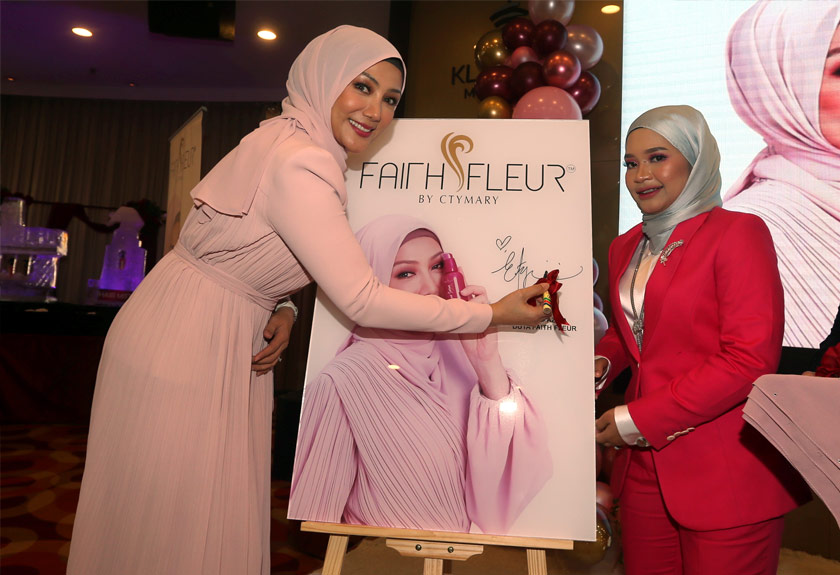 Erra Fazira di samping pengasas Faith Fleur, Siti Mariam Abd Samad.