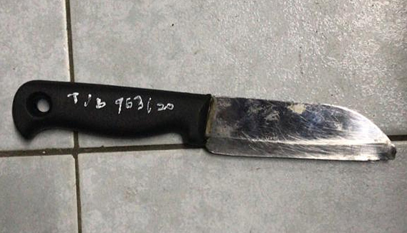 Sepasukan anggota dari Balai Polis Tikam Batu berjaya menahan suspek tidak jauh dari tempat kejadian dan turut menemui sebilah pisau bersamanya.