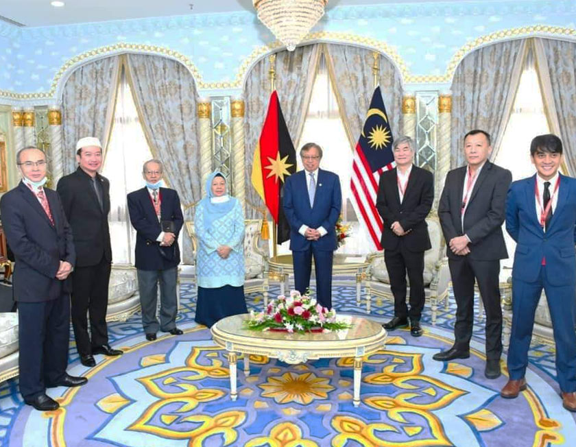 Kunjungan hormat tersebut diketuai oleh Ketua Pegawai Eksekutif Astro Malaysia Holdings Berhad, Henry Tan di Wisma Bapa Malaysia, Kuching. -Gambar Astro AWANI