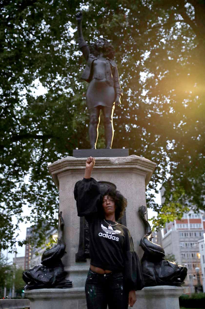 Arca tersebut yang berjudul “A Surge of Power (Jen Reid)” didirikan sebelum subuh pada Rabu tanpa mendapat persetujuan daripada pegawai bandar berkenaan. - REUTERS