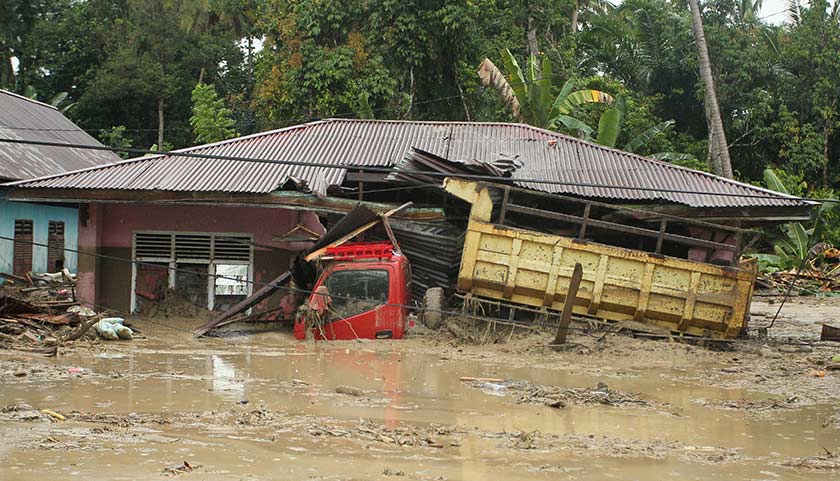Sebuah trak tenggelam dalam lumpur susulan banjir kilat yang melanda Kampung Radda, Utara Luwu, Sulawesi, Indonesia, 14 Julai, 2020. REUTERS