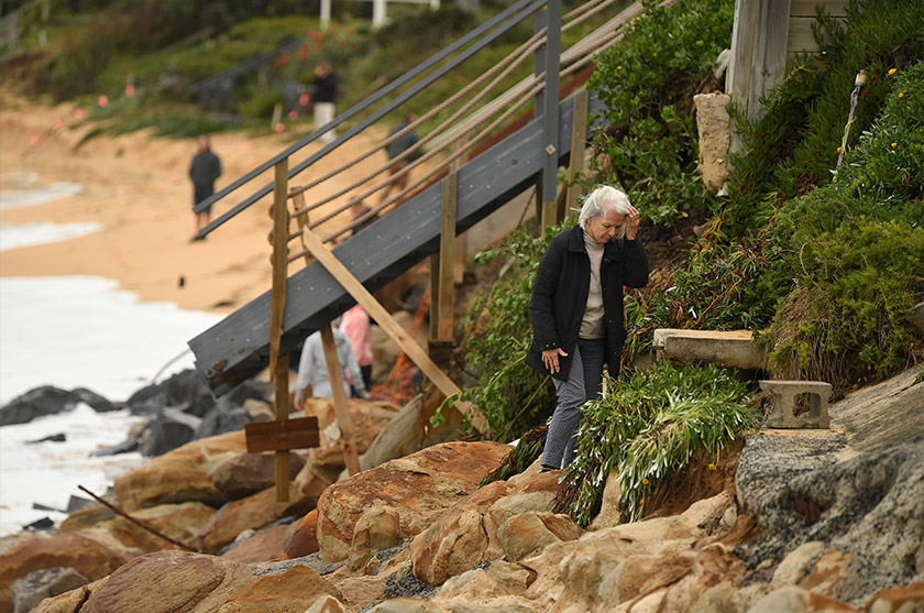 Beberapa penduduk tempatan berkata majlis tempatan tidak memberikan bantuan atau mengambil langkah yang mencukupi bagi mengelakkan berlakunya penghakisan.