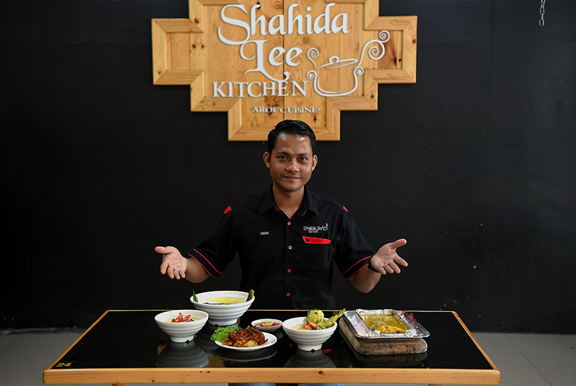Pemilik restoran 'Shahida Lee Kitchen', Samsul Zam Zam, menunjukkan hidangan makanan popularnya. --fotoBERNAMA