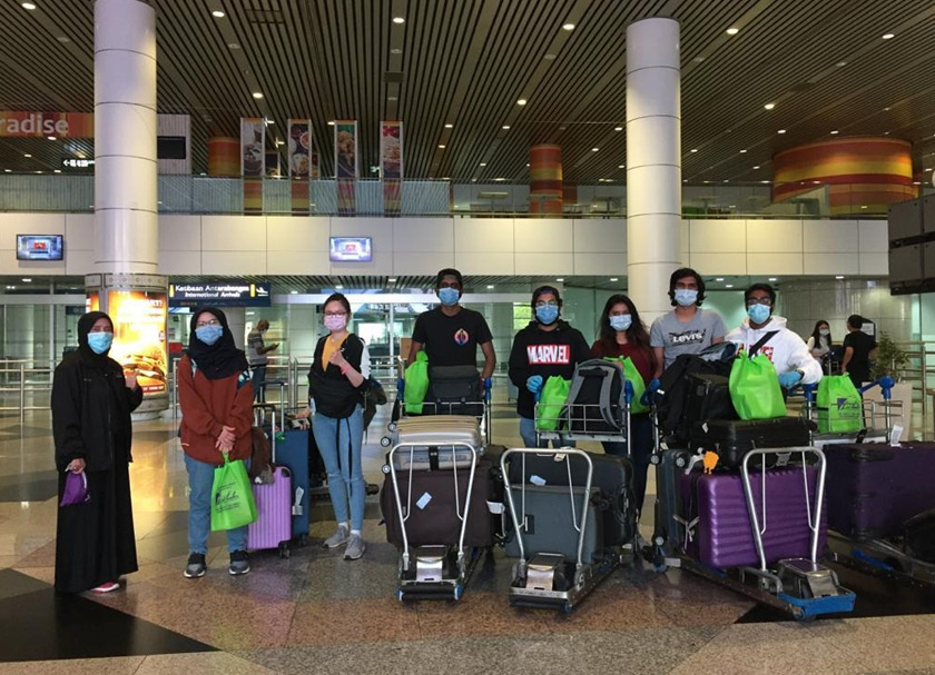 Antara 132 pelajar perubatan pelbagai universiti di Rusia yang selamat tiba di KLIA dengan pesawat sewaan khas Egypt Air pada Ahad. - Foto Astro AWANI