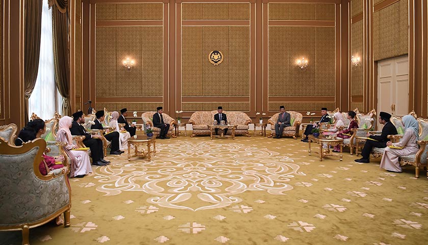 Yang di-Pertuan Agong Al-Sultan Abdullah Ri'ayatuddin Al-Mustafa Billah Shah (tengah) berkenan hadir mengurniakan Bia­siswa Yang di-Pertuan Agong (BYDPA) 2020/2021 kepada 11 penuntut institusi pengajian tinggi di Istana Negara hari ini. - Foto BERNAMA