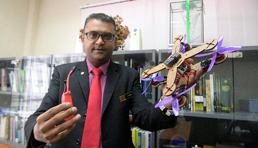 Dr Mohamed Thariq menunjukkan dron Putra UAV.