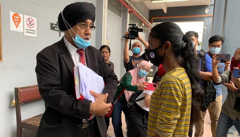 Pavithra dilihat berbincang dengan peguamnya di mahkamah hari ini. - Astro AWANI