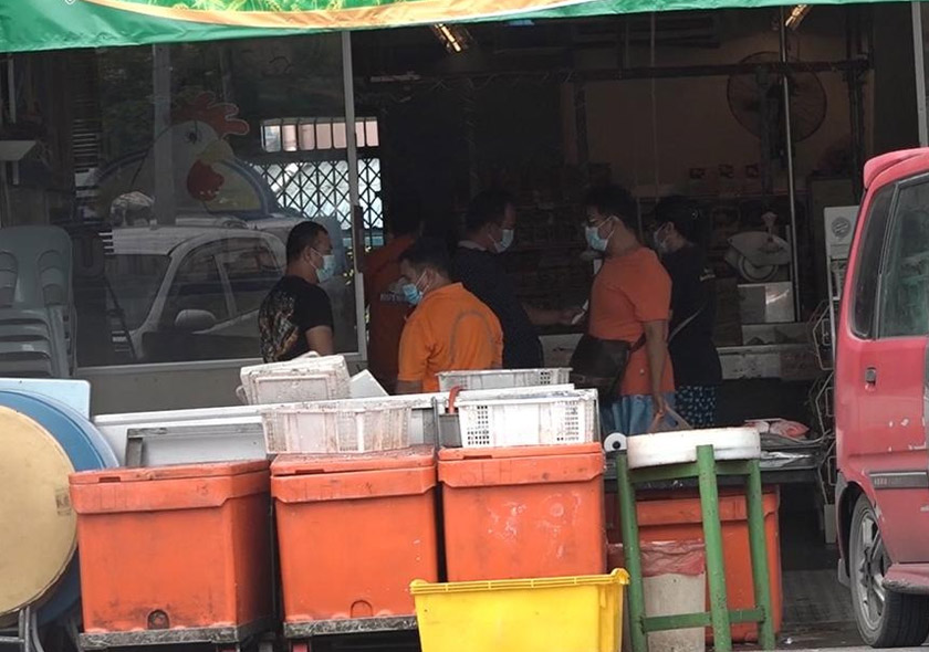 Para peniaga di Pasar Kota Sentosa terus menggunakan pelitup muka ketika beroperasi.