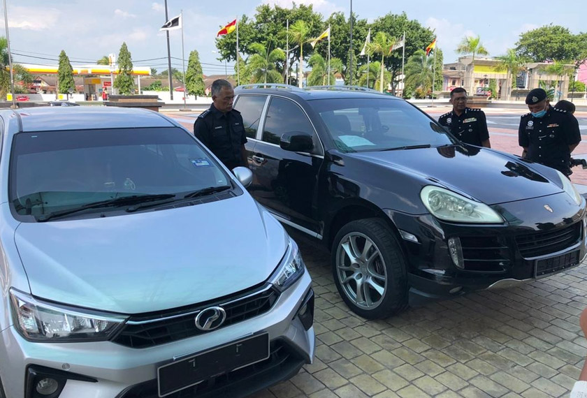 Dua buah kenderaan yang turut dirampas oleh polis. - Gambar Astro AWANI